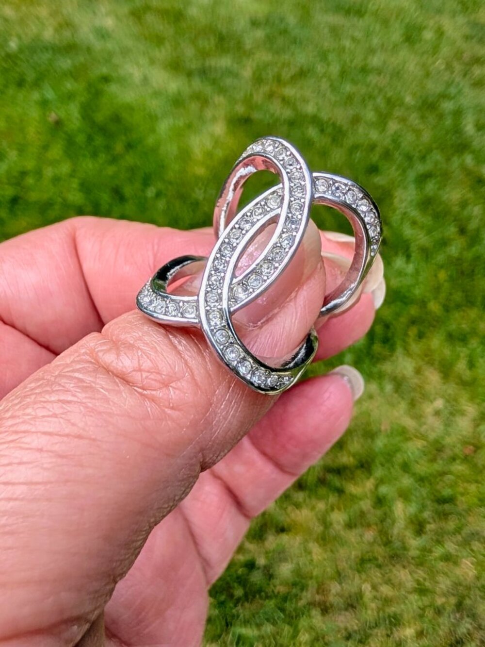 Elegant Interlocking Loop Statement Ring - Silver Tone - size 5.5